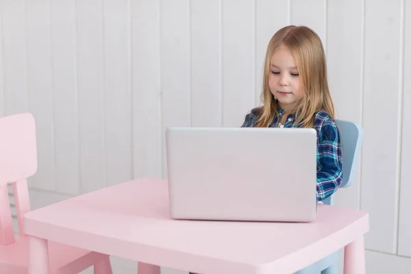 Ładna dziewczynka studia na laptopa w domu — Zdjęcie stockowe