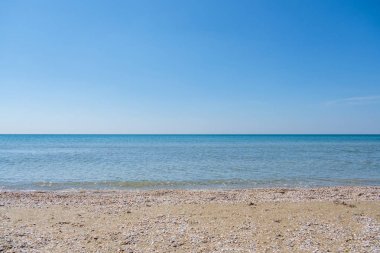 Yazın güneşi gökyüzünde ve kumsalın kumlarında