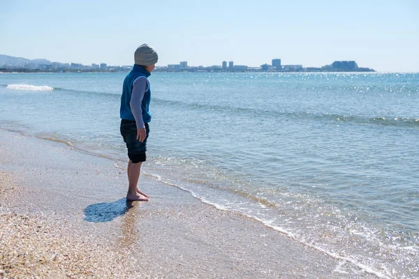 黒海のビーチに波のようにジャンプして幸せの小さな男の子 — ストック写真