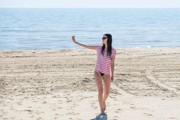 Güzel genç kadının selfie sahilde yapması