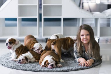 Kukla İngilizce bulldog ile yerde yatarken şirin güzel kız