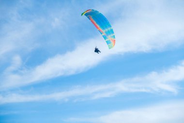 Paraşütler parlak mavi gökyüzü, tandem öğretim görevlisi ve acemi