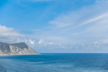 Prekrasnye yeşil dağların yanında mavi denizin en iyi manzara görünümünden