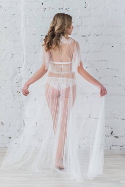 Çekici bir genç kadın arkasından erotik