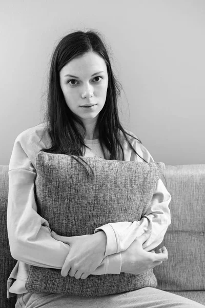 Mulher solitária deprimida em casa — Fotografia de Stock
