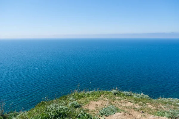 Ein atemberaubender Blick auf das Meer von der Klippe — Stockfoto