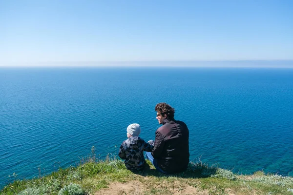 Papa avec fils au bord de la montagne — Photo