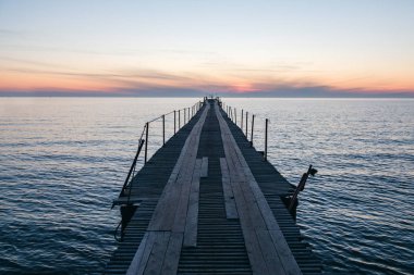 Tatil ve tatil kavramı - günbatımı arasında ahşap iskele