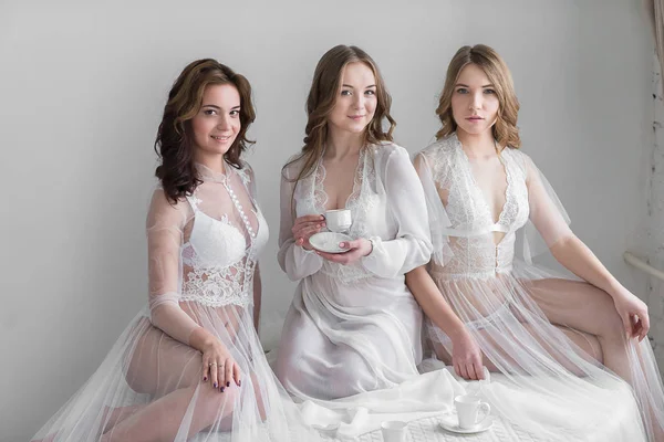 Три сексуальні дівчата наречені в нижній білизні — стокове фото