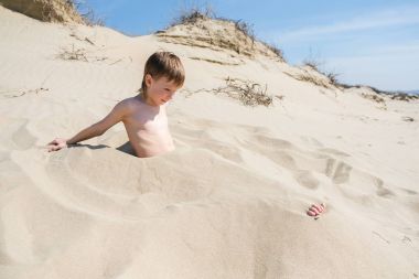 Yaz plaj kum tatil eğlenceli ve mutlu zaman sahip eğlenceli çocuklar