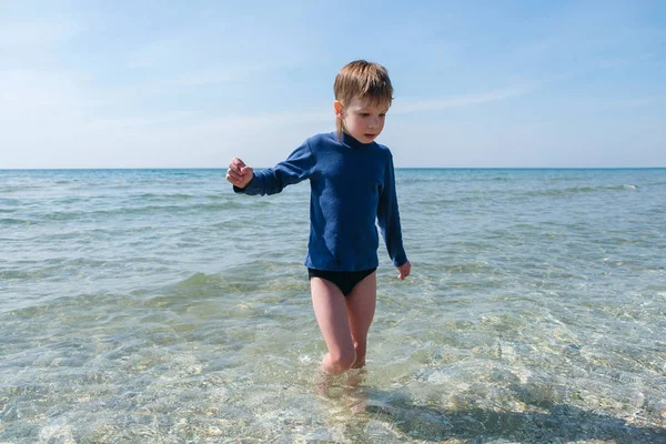 Lindo chico en la playa de mar — Foto de Stock