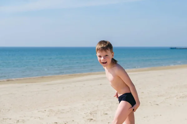 楽しさと幸せな時間を持つ砂浜夏休みに遊び心のある子供 — ストック写真