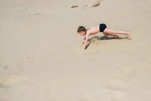 Niños juguetones en vacaciones de arena de playa de verano divertirse y tiempo feliz — Foto de Stock