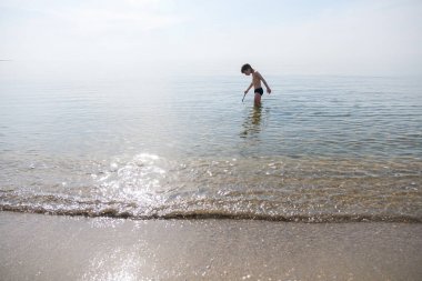 Sahilde deniz şirin çocuk