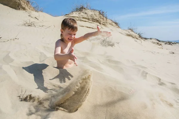 Niños juguetones en vacaciones de arena de playa de verano divertirse y tiempo feliz — Foto de Stock