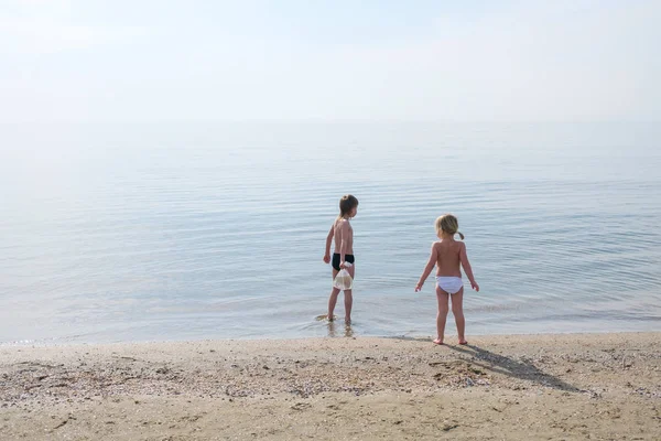 Dwa dzieci bawiące się na plaży w okresie letnim — Zdjęcie stockowe