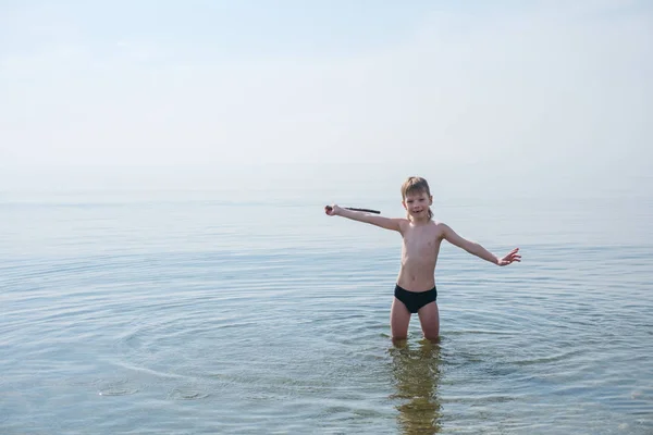 Lindo chico en la playa de mar — Foto de Stock