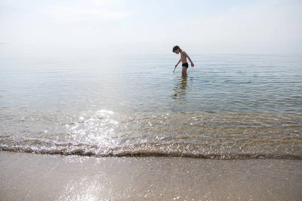 Lindo chico en la playa de mar — Foto de Stock