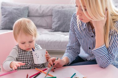 Çekici genç anne ve kızı çizim