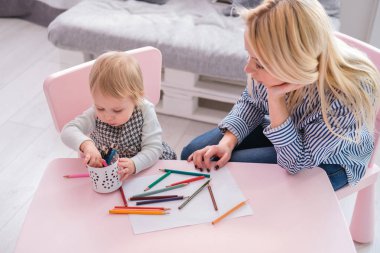 Anne ile bebek evlat renkli kalemler ile