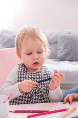 şirin çocuk kız okul öncesi anaokulu tabloda de renkli kalem çizim