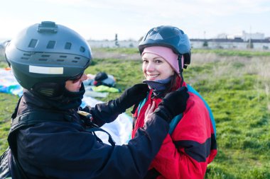 İlk uçuş için tandem Yamaçparaşütü hazırlanması