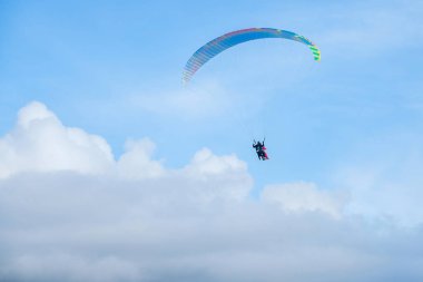 Paraşütler parlak mavi gökyüzü, tandem öğretim görevlisi ve acemi