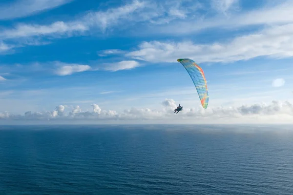 Nebezpečí extrémní létání tandemových padáků nad mořem — Stock fotografie