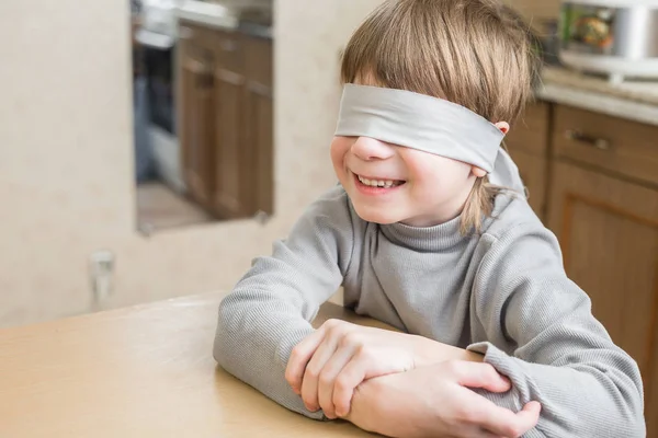 The child was blindfolded at home — Stock Photo, Image