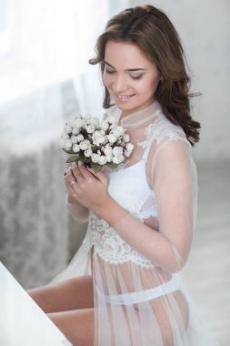 Parlak bir oda sabah gelinler.