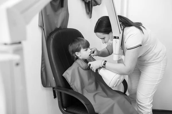 Médico hace una radiografía del niño — Foto de Stock