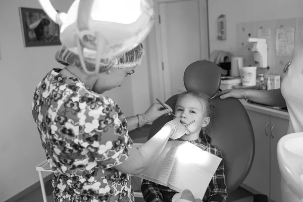 Ребенок как пациент с женским стоматологом — стоковое фото