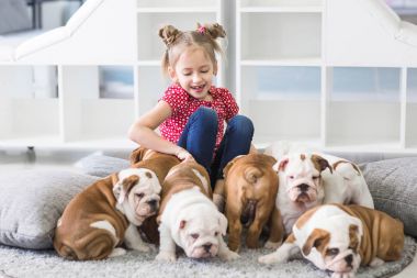 Kukla bulldog ile yere oynayan kız teen