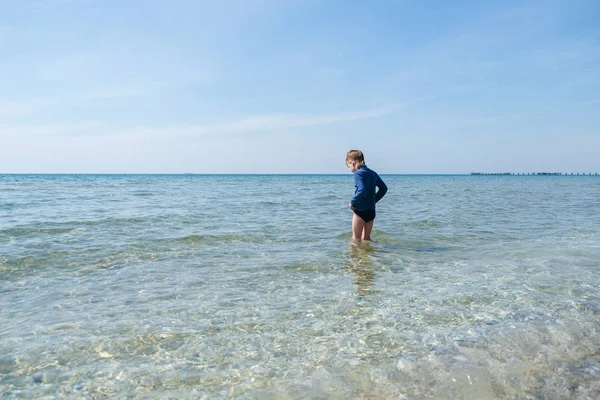 Sahilde deniz şirin çocuk