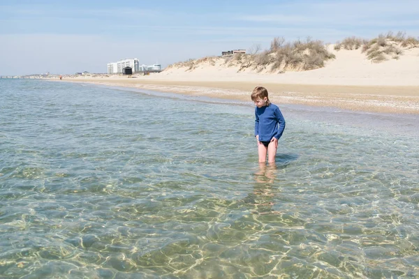 海のビーチでのかわいい男の子 — ストック写真