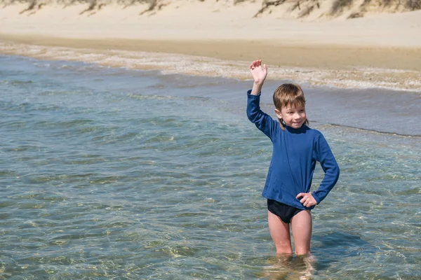 Lindo chico en la playa de mar — Foto de Stock