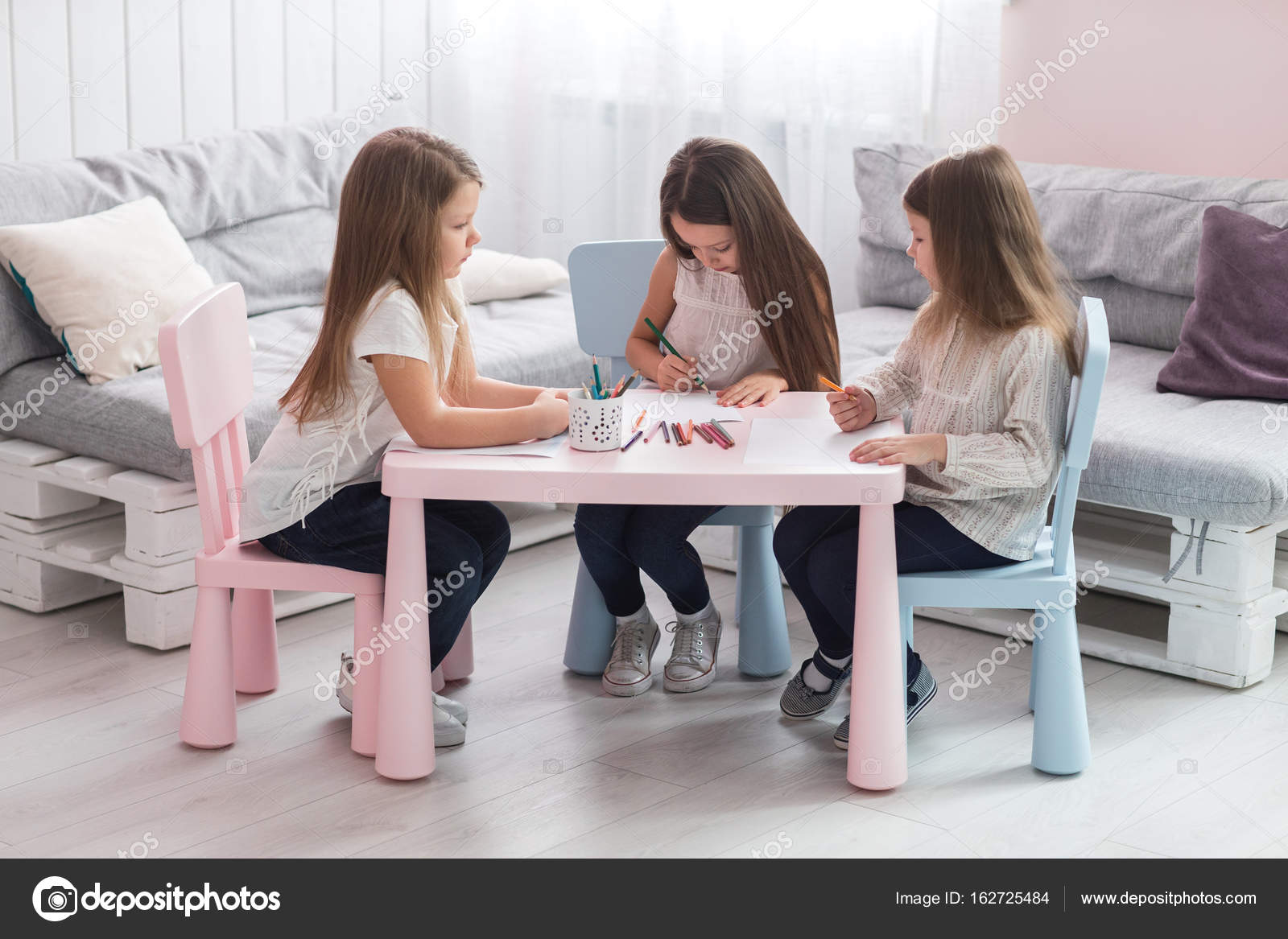 Gruppo di piccoli bambini svegli di preschol disegno con matite colorate — Foto Stock