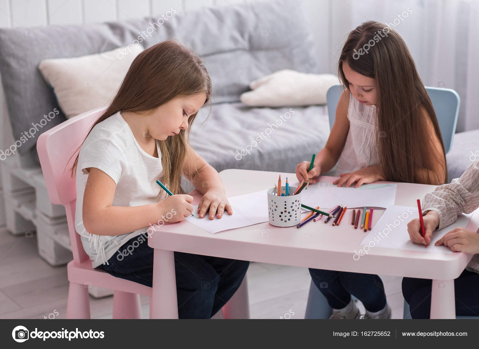 Gruppo di piccoli bambini svegli di preschol disegno con matite colorate — Foto Stock