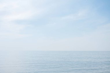 Sakin, sakin, dalgasız, sisli bir deniz.