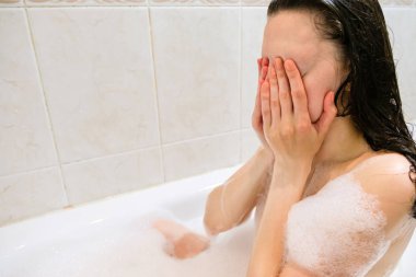 Güzel kadın yüzü beyaz banyo üzerinde köpük tedavisi ile Temizleme