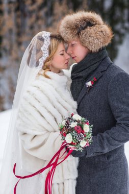 Sevgili gelin ve damat onların Kış Düğün Doğum