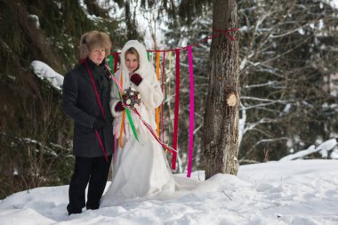 Sevgili gelin ve damat onların Kış Düğün Doğum