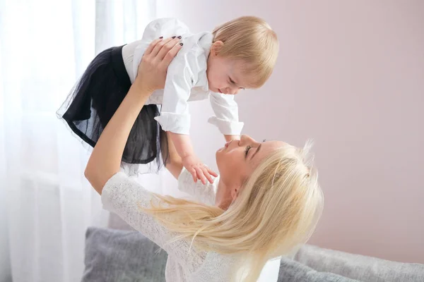 Closeup portret van schattige moeder met dochter thuis — Stockfoto