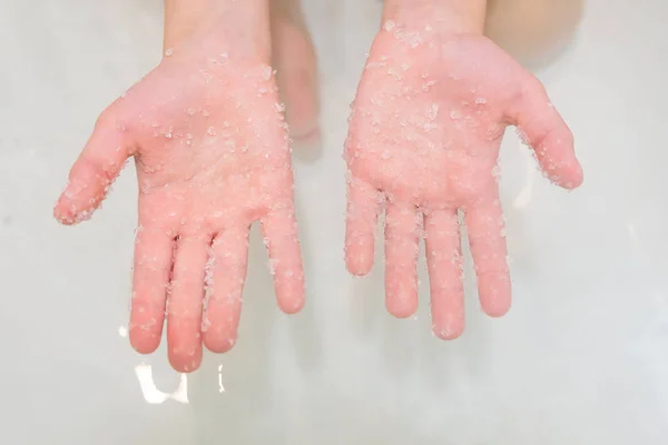 Holt-tengeri só fürdő kezet — Stock Fotó