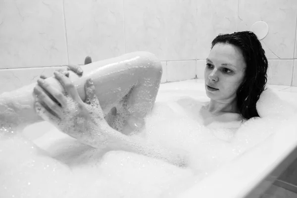 Mujer lavando pierna en baño en casa . — Foto de Stock