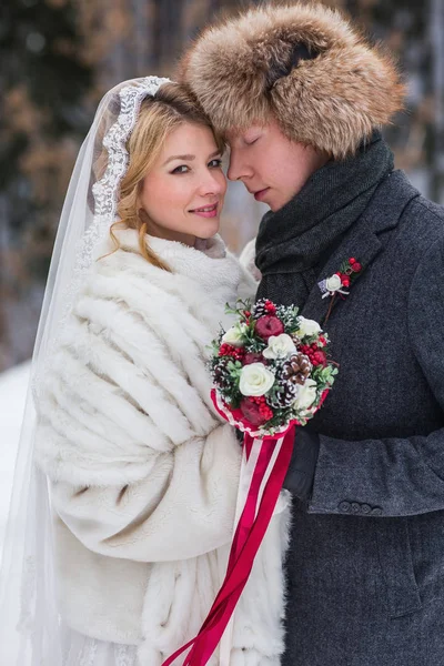 Lovers bride and groom on their winter wedding — Stock Photo, Image