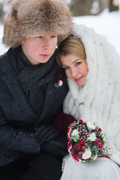 Amantes novia y novio en su boda de invierno —  Fotos de Stock