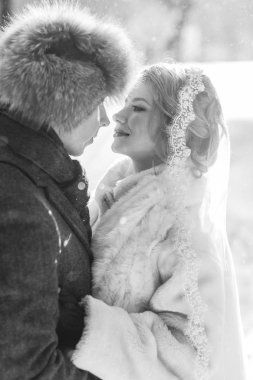 Mutlu evlilik çift kış günü açık havada