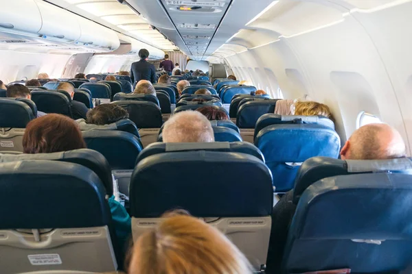 Vista trasera de los pasajeros en sillas dentro de los aviones — Foto de Stock