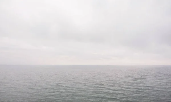 Vista del cielo e del mare pochi minuti prima della tempesta — Foto Stock